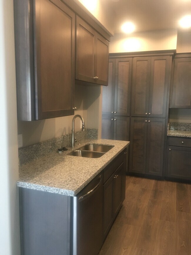Foto del edificio - Beautiful Townhome in East Medford