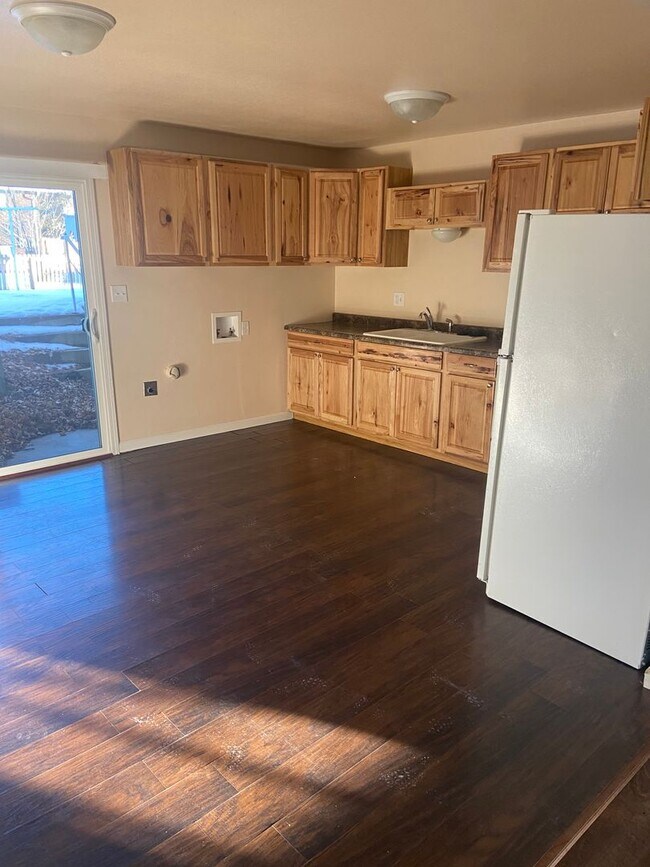 Building Photo - 1604 N Empire Ave