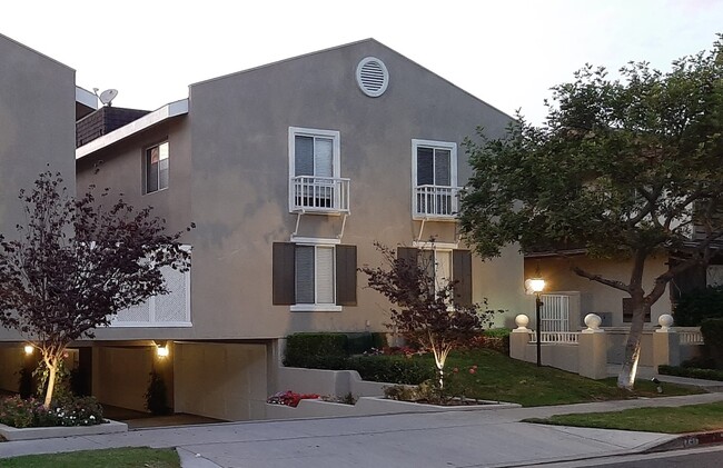 Building Photo - 733 S Chapel Ave