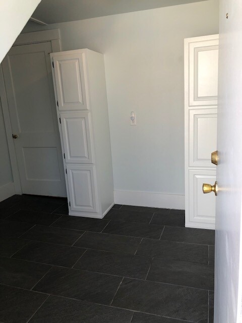 Entryway - 662 Lamberton St NE