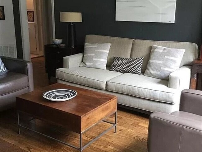 Foto del edificio - Charming 2-Bedroom Mid-Century Condo for L...