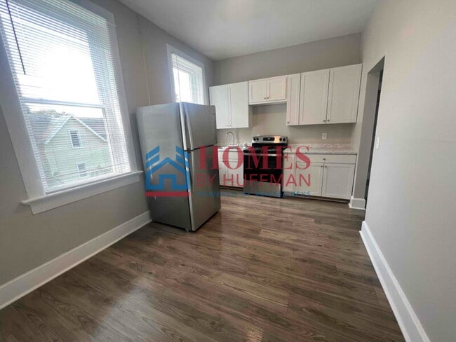 Building Photo - One Bedroom Apartment | Upstairs