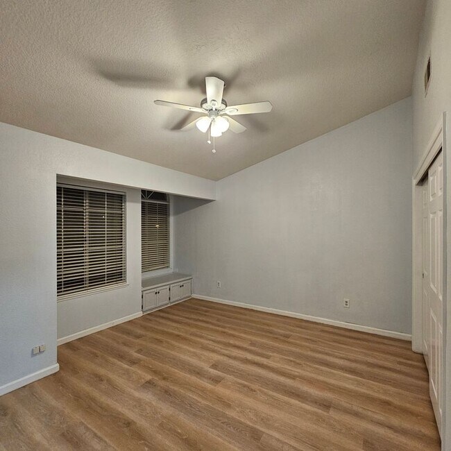 Foto del edificio - 2525 Travao Ln