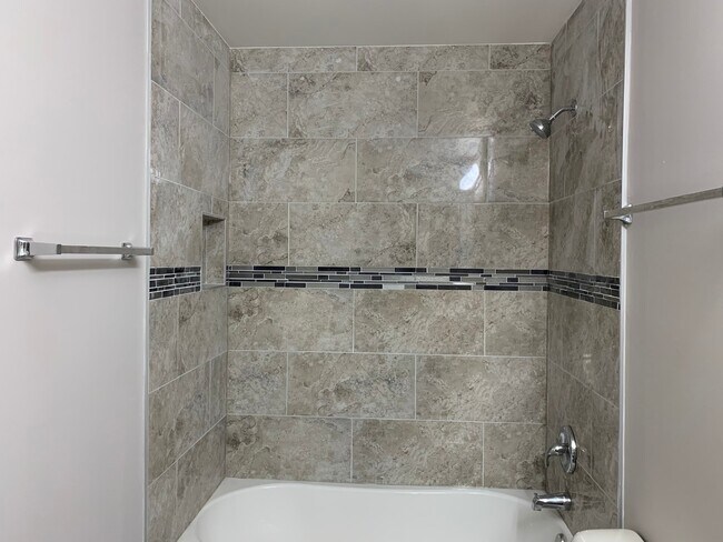 Foto del edificio - 671 W Division St