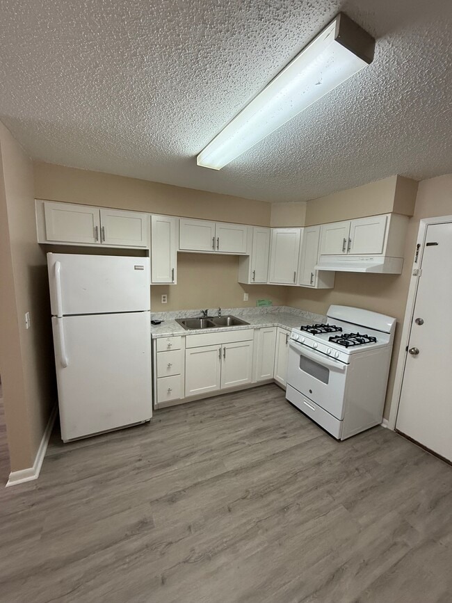 Building Photo - 830 Cardinal St