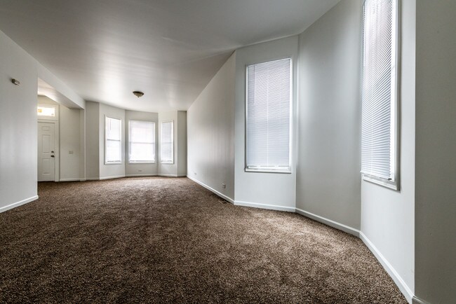 Sala de estar - 1008 N Menard Ave