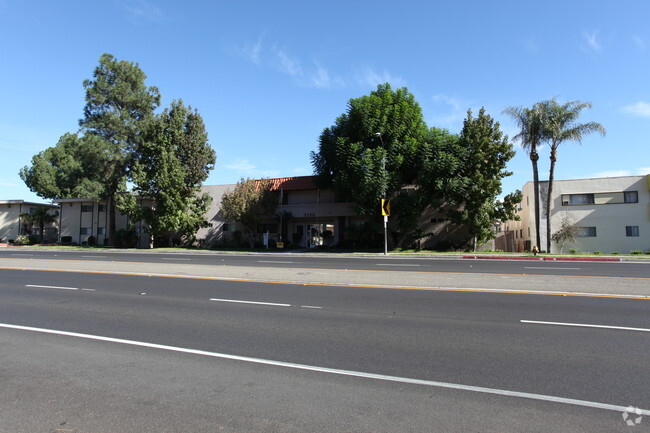 Building Photo - Villa Topanga