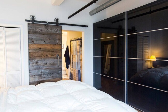 Del dormitorio al baño - 1220 Buttonwood St