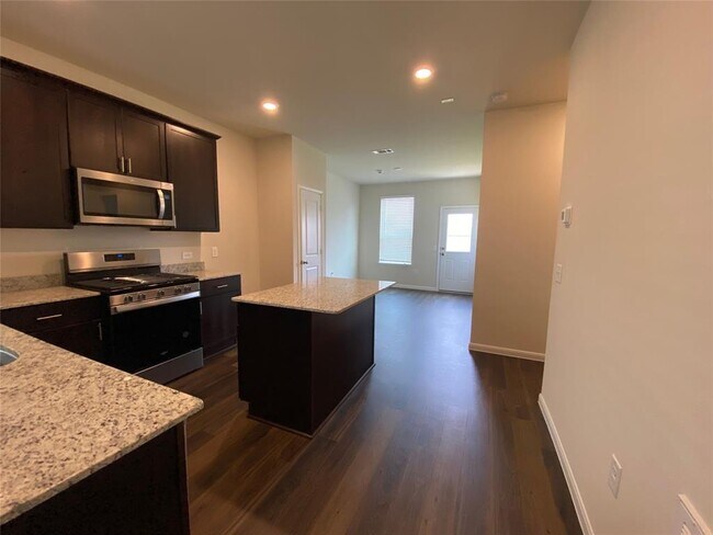 Foto del edificio - 16215 Dutton Clover Dr