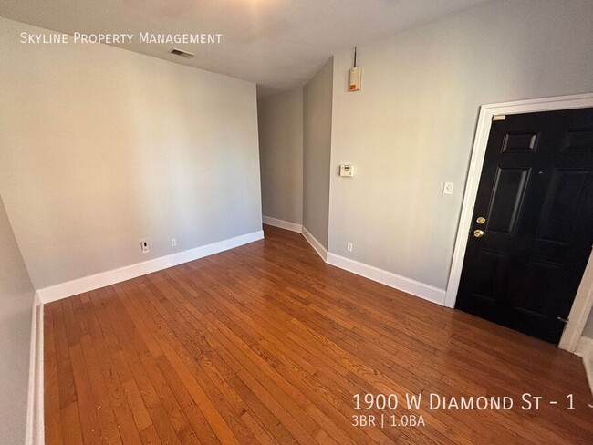 Building Photo - Charming 3 Bedroom Apartment W/ Backyard F...