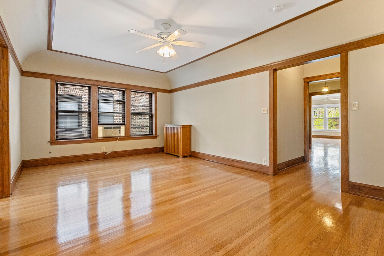 Primary Photo - 6645 N Greenview-3