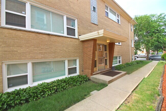 Building Photo - 3119 N Narragansett Ave