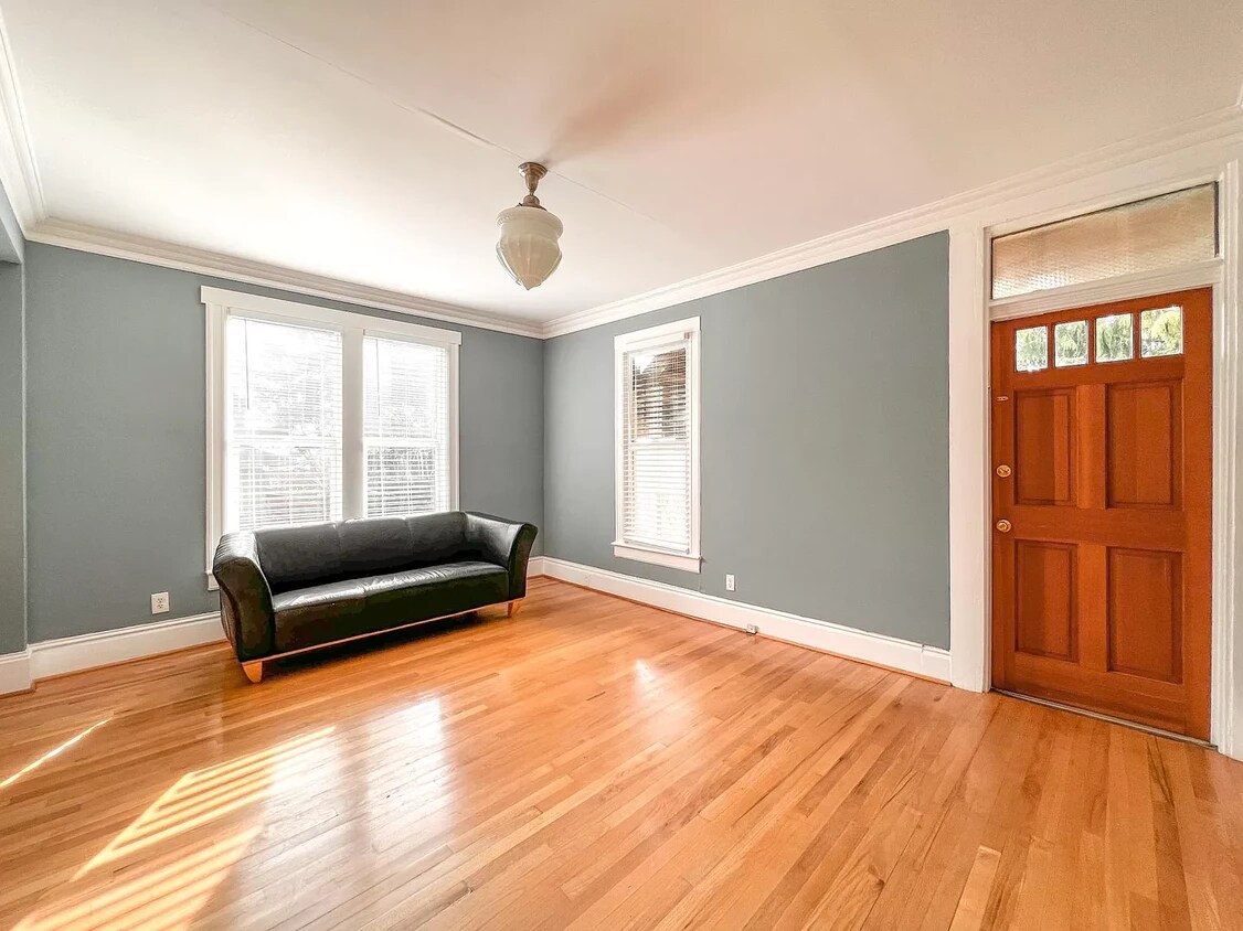 Foto principal - 523 12th Ave E