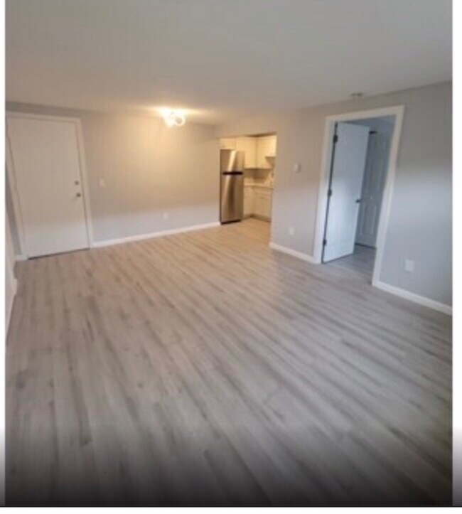 Building Photo - 4 Maple Crest Cir