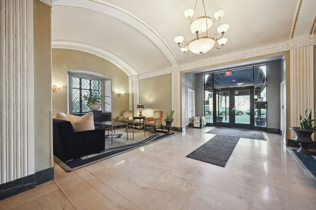 Building Photo - Beautiful, Lighted Filled Studio in Kalorama Heights!