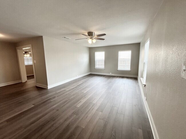 Foto del edificio - 1606 N Travis St