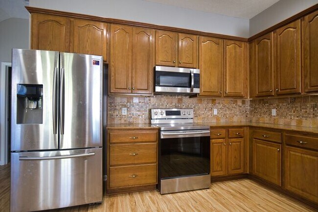 Building Photo - Beautiful 4 Bedroom with Vaulted Ceilings!