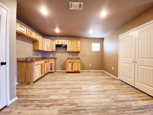 Building Photo - Cozy 3/2/1 in Northeast Lubbock