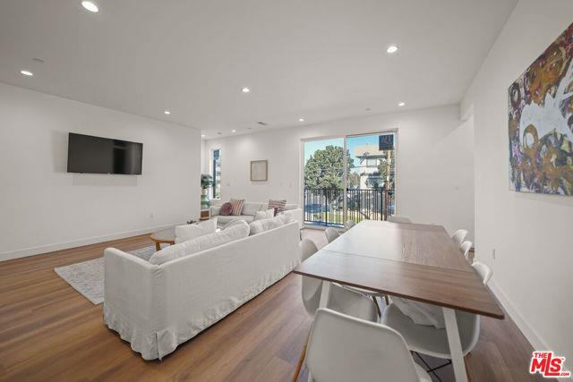 Foto del edificio - 13696 Woodman Ave