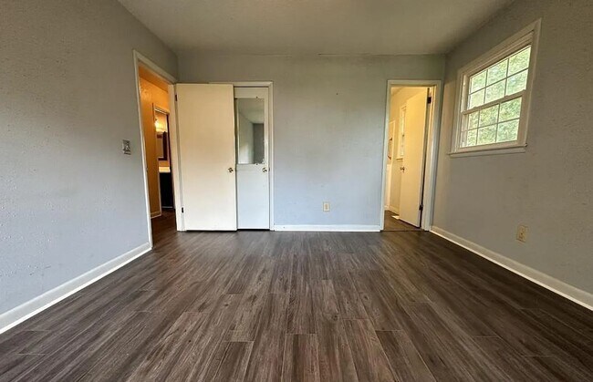 Foto del edificio - Spacious Brick split-level  home