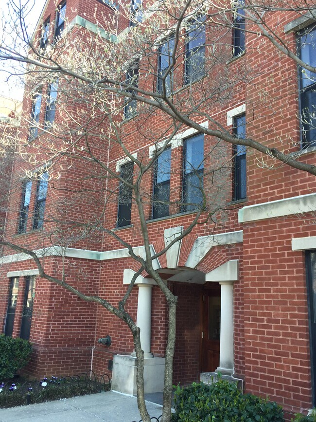 Foto del edificio - 649 C St SE