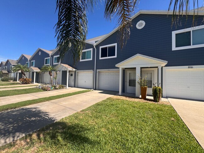 Foto del edificio - 3BR 3BA Townhome w/ Beach View +  Pool + Updated Kitchen + Balcony/Patio in Hidden Harbour