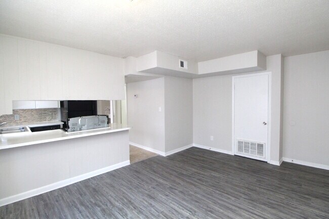 Building Photo - Updated 1BR First-Floor Apartment Near UWF & West Florida Hospital with LVP Flooring, Included Se...