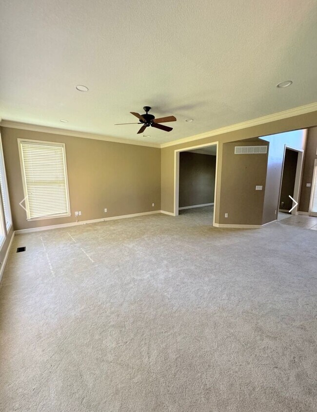 Building Photo - Huge 4/4 in Overland Park