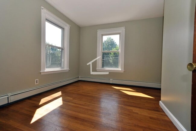 Building Photo - Large Unit in Brookline Parking Included, ...