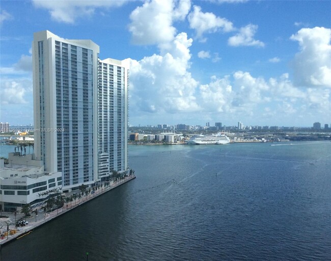 Foto del edificio - 325 S Biscayne Blvd