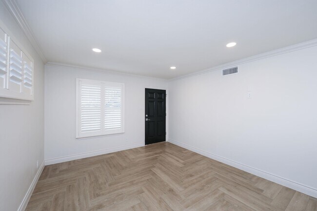 Building Photo - 102 Belaire Dr