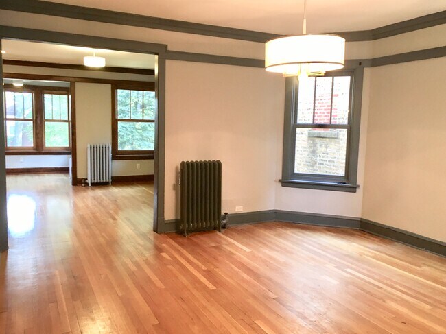 Vista desde el comedor hacia la sala de estar y el solárium. - 2622 W Argyle St