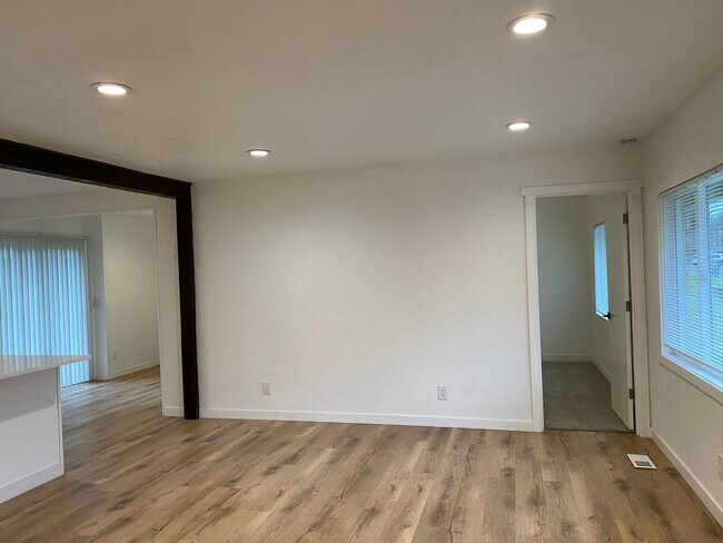 Foto del edificio - Fully  remodeled 3 bed, 1 bath house in La...