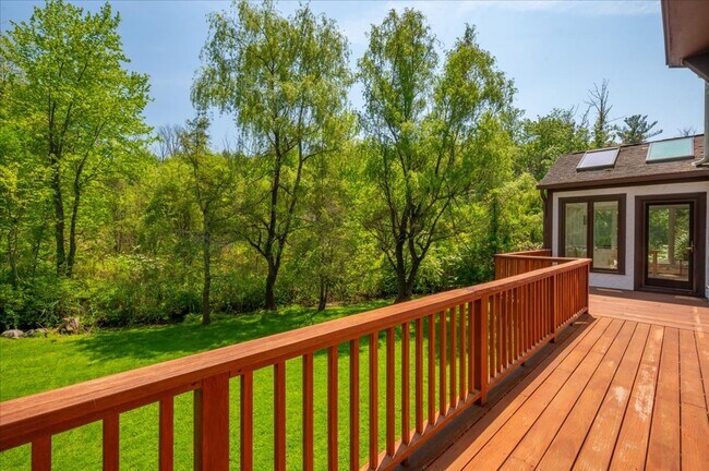 Foto del edificio - Stunning Updated Home with Private Pond Views in Chappaqua