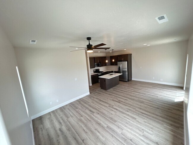 Foto del edificio - BRAND NEW HOME!!