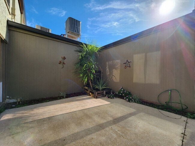 Foto del edificio - Gorgeous 3-Bedroom, 2.5-Bathroom Townhome ...