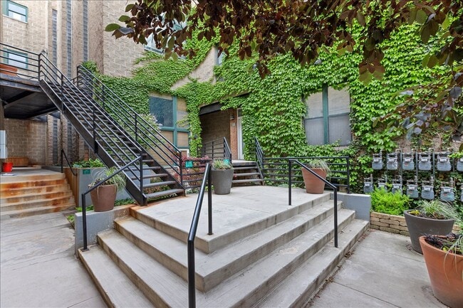 Building Photo - 2943 N Lincoln Ave