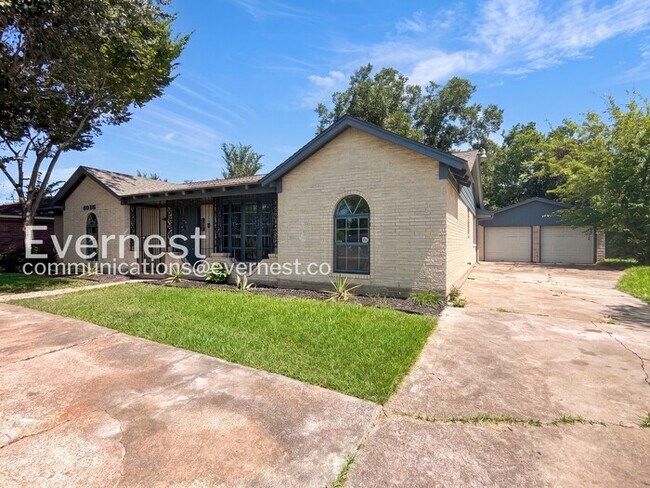 Building Photo - 3 Bed/2.5 Bath Home with Fenced Yard & Detached Garage / Pet-Friendly / Available Now!