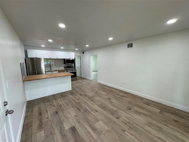 Building Photo - 2200 NE 173rd St