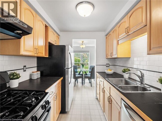 Building Photo - 465 Woolwich St