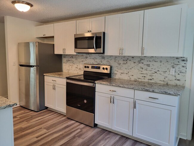Foto del edificio - 3 bedroom home in Charlotte