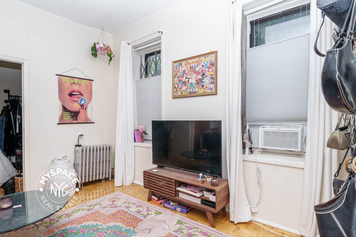 Primary Photo - 322 Rodney St