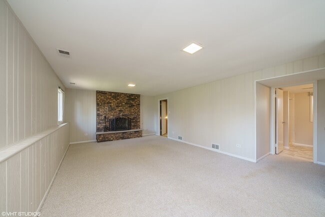 Building Photo - 16W700 Fern St