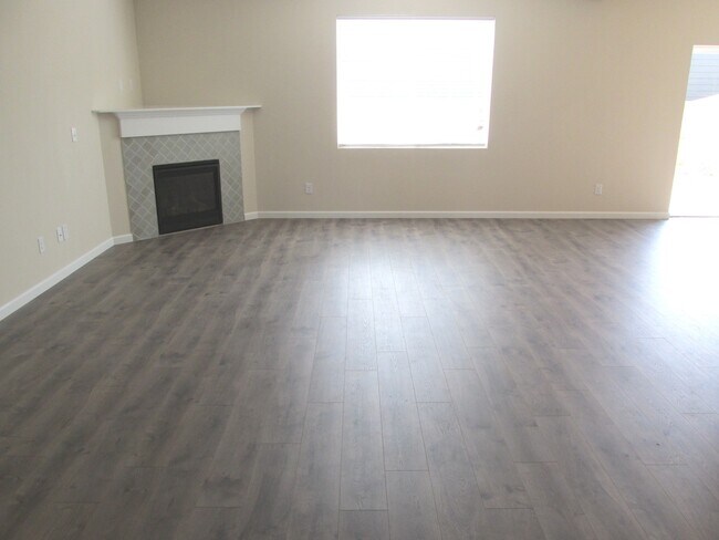 Foto del edificio - $500 off 1st month! New carpet, hardwoods, quartz counters, 4 Br 2.5 bth  fenced yard, walk to park!