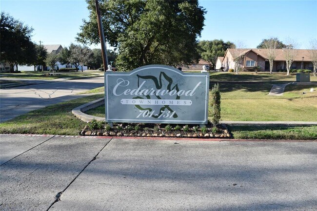 Building Photo - 711 Cedarwood Dr
