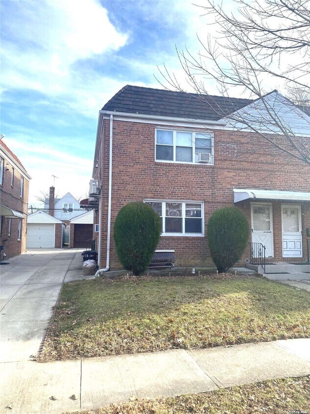 Foto principal - 76-23 170th St