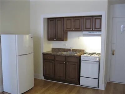 Building Photo - 3335 W Diversey Ave