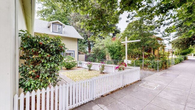 Foto del edificio - 235 N Cloverdale Blvd