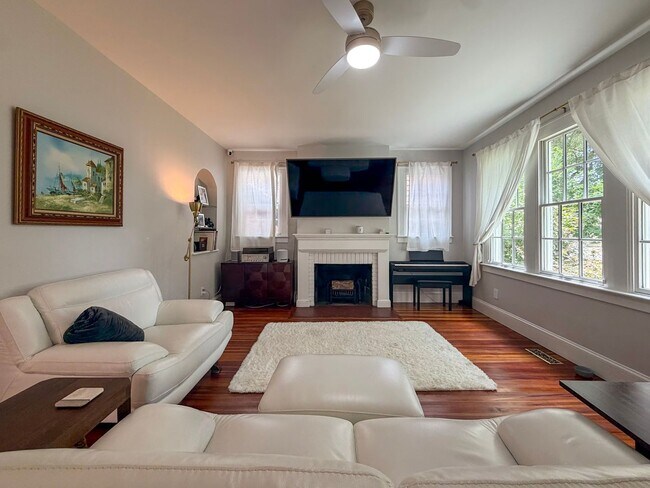 Foto del edificio - Luxury Historic Home Near UF | Fully Renovated 3BR/2BA with Private Yard & Premium Finishes