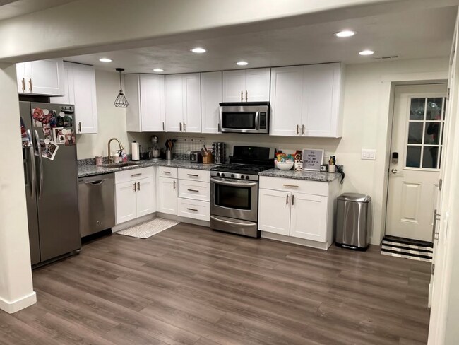 Building Photo - 1221 N 100 E